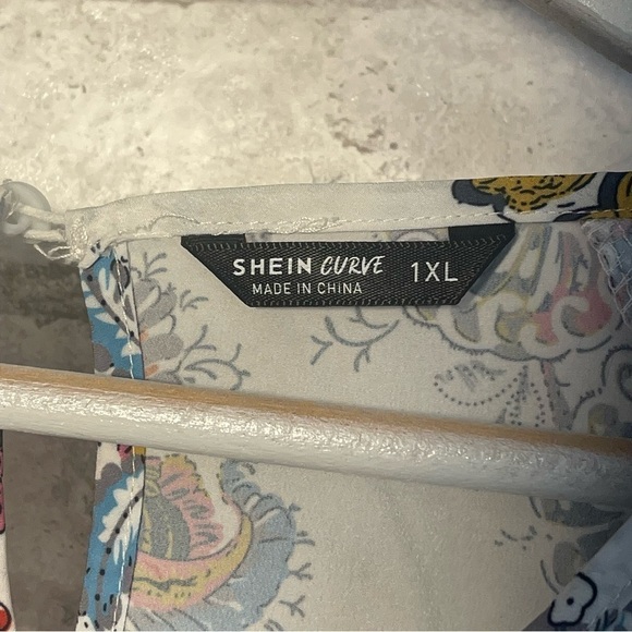 SHEIN Curve Fun Colorful Print Paisley Short Sleeve Blouse Size 1X - Picture 7 of 8